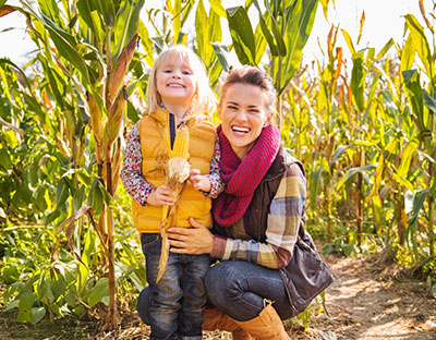 Momanddaughterinmaze